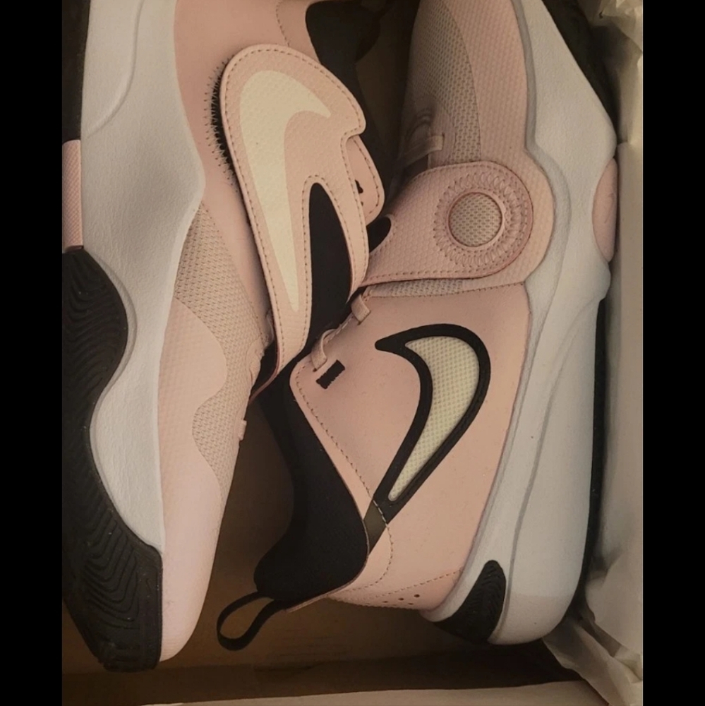 Nike Team Hustle D 11 Kid's Size 6Y Pink Foam/White/Black